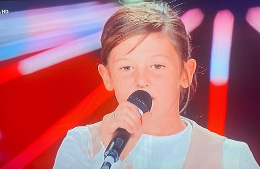 Viola Vivo incanta il pubblico di The Voice Kids: talento di Arma di Taggia brilla sul palco