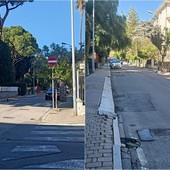 Bordighera, rifacimento del marciapiede: scatta il divieto di sosta in via Gerolamo Rossi (Foto)