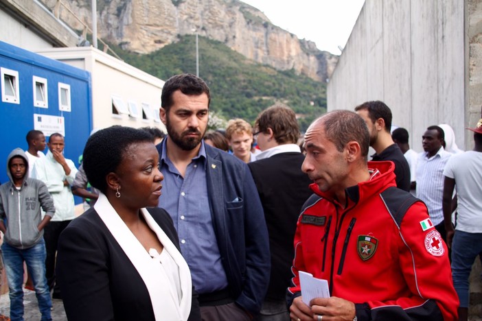 Ventimiglia: Cécile Kyenge in visita al centro di accoglienza al parco Roja: &quot;Servono soluzioni stabili, non emergenziali&quot;