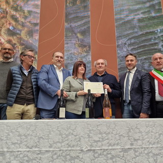 Vinitaly, il Vice Presidente Alessandro Piana premia i viticoltori etici liguri Elena Tavella e Giuseppe Parenti