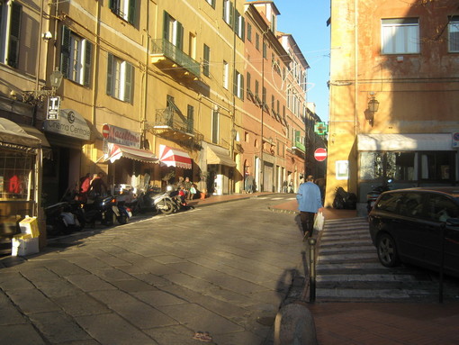 Imperia: la pedonalizzazione di via Cascione mette contro i commercianti. Pepito e Massabò rimuovono la targa del Civ