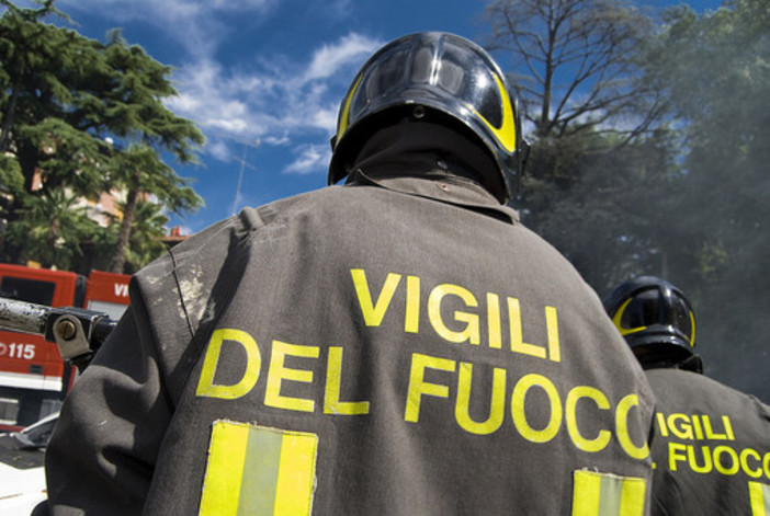 Ventimiglia, baracca in fiamme in località Peidaigo: vigili del fuoco in azione