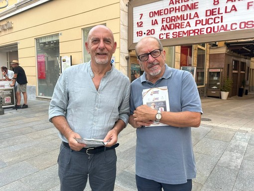 A Sanremo è arrivato Dario Vergassola, eccolo in via Matteotti a distribuire i volantini per lo spettacolo di domani (Foto e video)