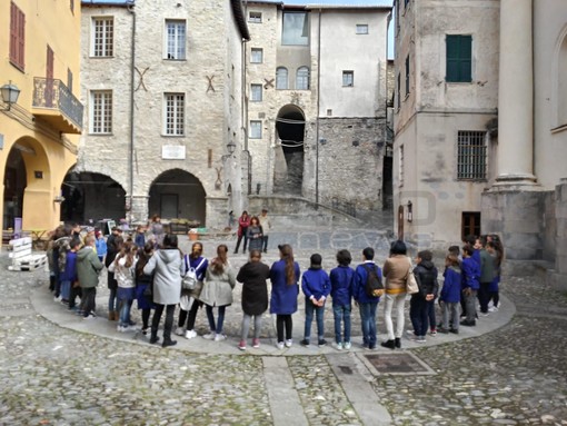 Visita a Triora per una scuola di Bordighera: l'assessore Oliva &quot;Una bellissima occasione di condivisione per far conoscere storia e cultura del nostro territorio&quot;