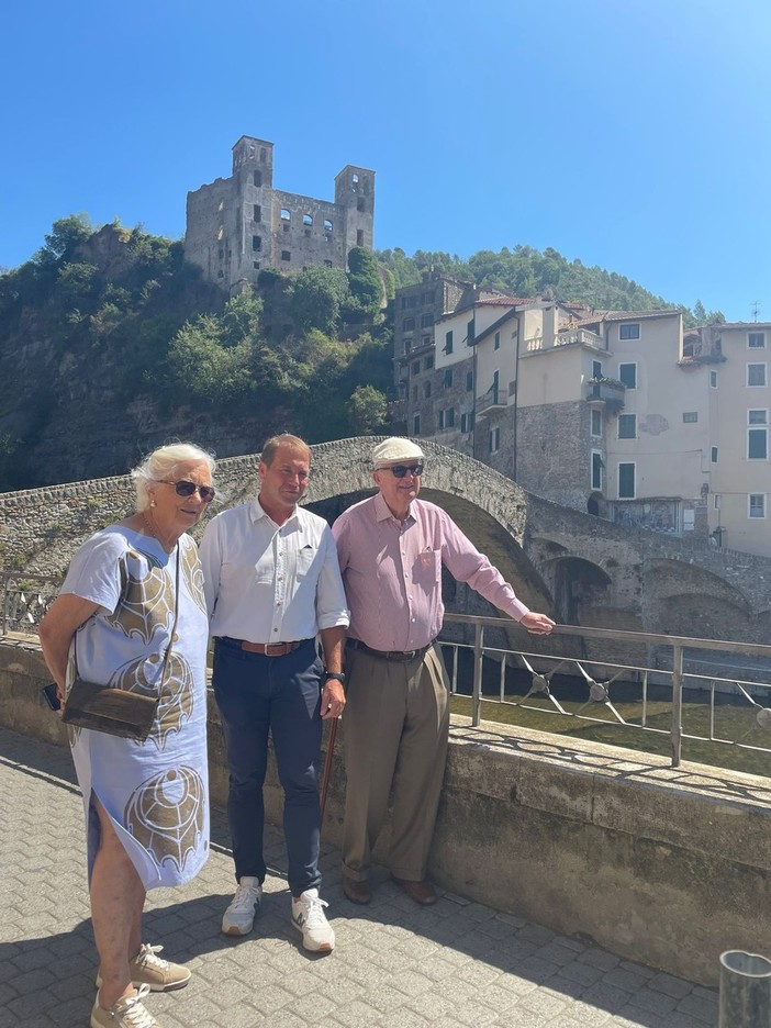 Dolceacqua, il Re Alberto II del Belgio e la Regina Paola Ruffo di Calabria visitano l'antico borgo medievale