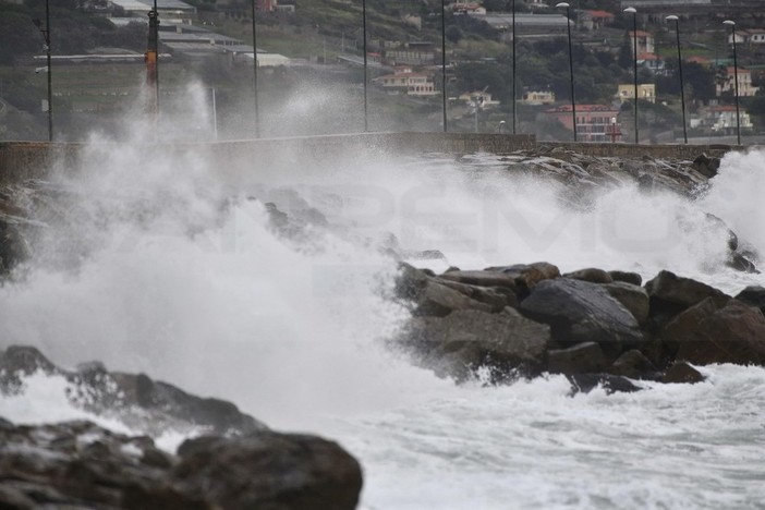 Liguria, allerta vento: raffiche fino a 100 km/h e mare mosso