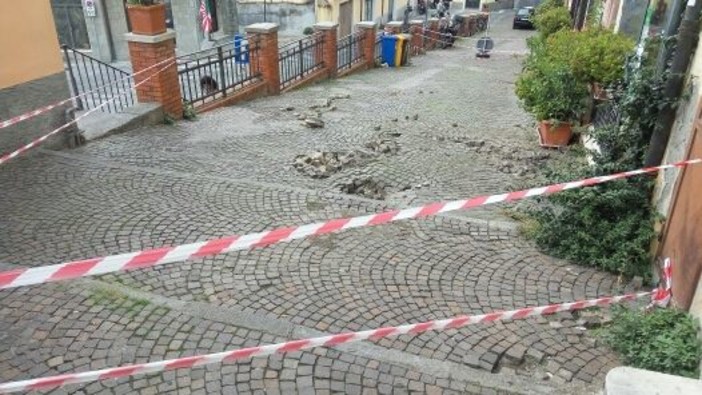 Imperia: la pioggia rovina la pavimentazione, divieto di transito ai pedoni in via Mazzini