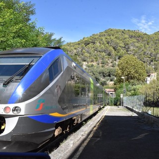 Treno-Bus tra Torino e Ventimiglia: ecco le 'dis-avventure' di un professore universitario nei suoi viaggi impossibili in Val Roya