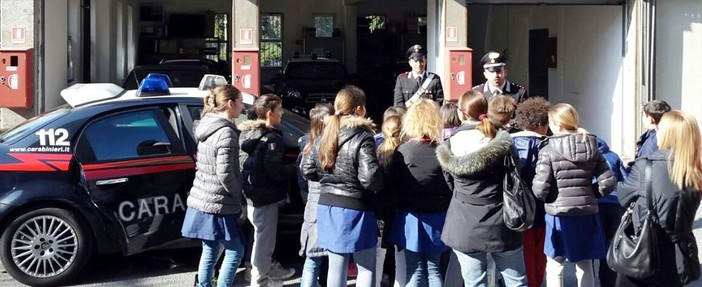 'Cultura della legalità', gli alunni della Scuola ‘Asquasciati’ in visita alla caserma dei Carabinieri di Sanremo