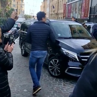 Van in contromano in centro Sanremo: mezzo risale via Asquasciati tra ali di folla (Foto e video)
