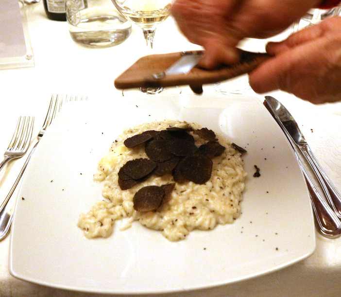 Sanremo: successo per la serata dedicata al Tartufo Nero pregiato del Ristorante del Villaggio dei Fiori con lo storytelling del giornalista Claudio Porchia.