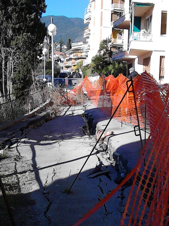 Sanremo: nessun miglioramento per via Vallarino, la strada sta continuando a franare (Foto)