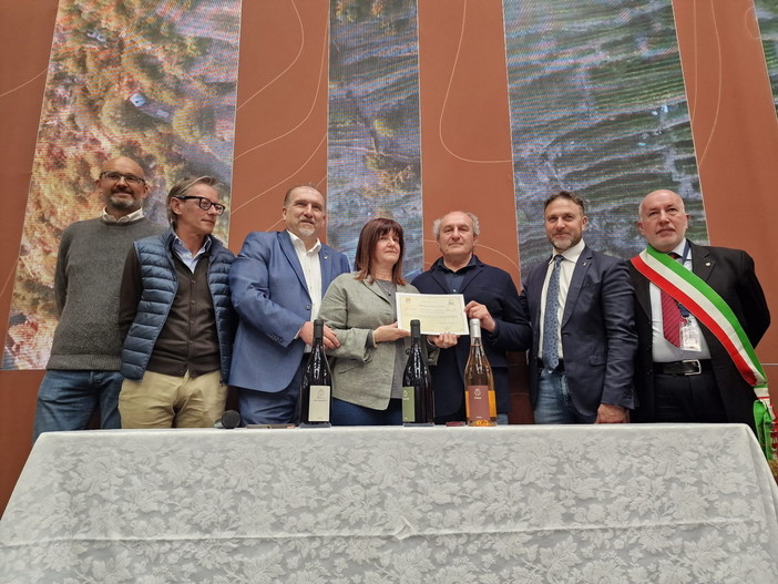 Vinitaly, il Vice Presidente Alessandro Piana premia i viticoltori etici liguri Elena Tavella e Giuseppe Parenti