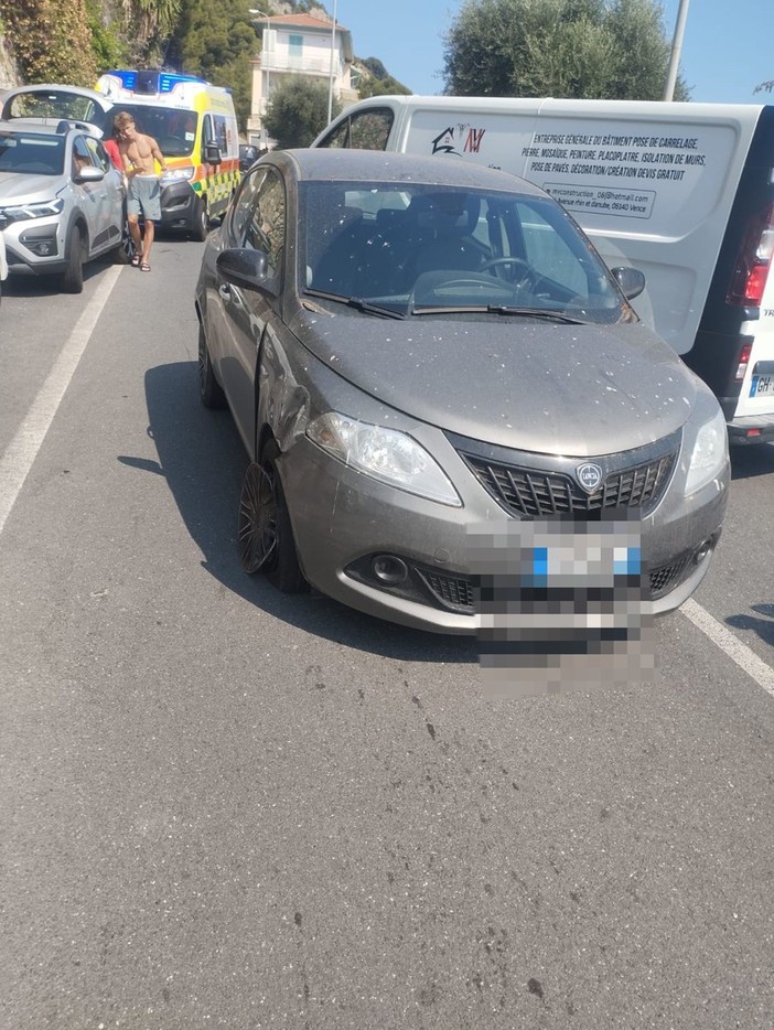 Ventimiglia, scontro frontale in corso Mentone: ferita una passeggera, traffico in tilt (Foto)