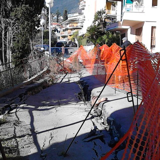 Sanremo: nessun miglioramento per via Vallarino, la strada sta continuando a franare (Foto)