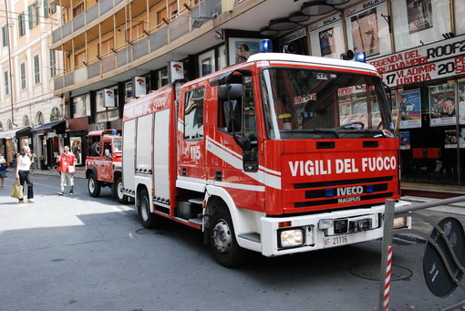 Sanremo: cade una lastra di vetro in via Matteotti, qualche momento di paura ma nessun ferito