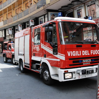 Sanremo: cade una lastra di vetro in via Matteotti, qualche momento di paura ma nessun ferito