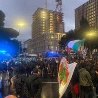 Corteo pro Palestina a Roma, operatore tv ferito alla testa da una bottiglia