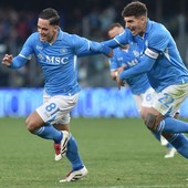 Il Napoli batte il Venezia 1-0 e ritrova la vetta