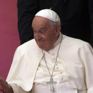 Papa e la battuta sulle donne: &quot;Qui cominciano a comandare loro&quot;