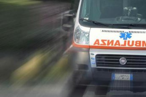 Roma, scontro tra scooter e mezzo Ama: morto 56enne