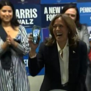 Elezioni Usa, Kamala Harris e la telefonata 'sospetta' - Video