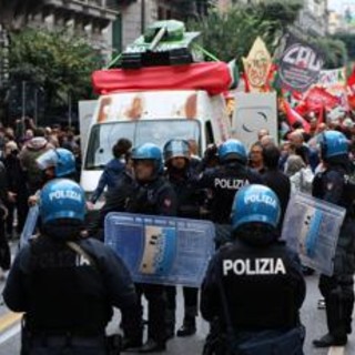 G7 Difesa Napoli, scontri tra i manifestanti e la polizia al corteo: bottiglie e lacrimogeni