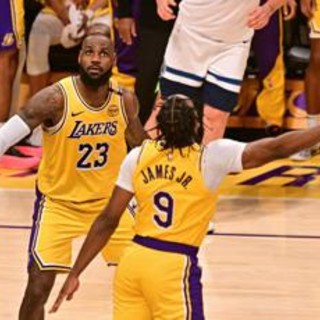 Lebron e Bronny James fanno la storia dell'Nba: per la prima volta padre e figlio giocano insieme