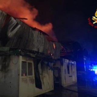 Roma, incendio nella notte a San Basilio: capannone in fiamme