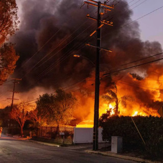 Incendi a Los Angeles, almeno 11 i morti. Meloni a Biden “Solidarietà per la terribile devastazione”