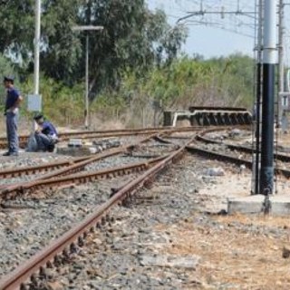 Travolti e uccisi da un treno, muoiono sul colpo un uomo e una donna