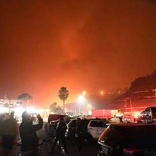 Incendi a Los Angeles, dichiarato stato emergenza: evacuazione per 30mila persone