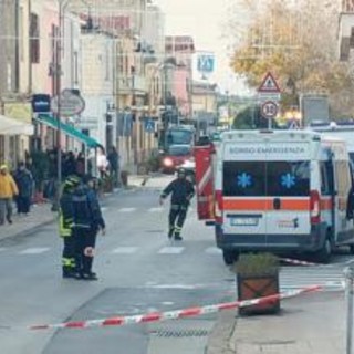 Travolta da camion rifiuti alla stazione di servizio, donna morta nel sassarese