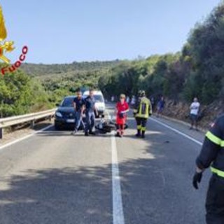 Incidente con la moto contro un camper, muore a 17 anni