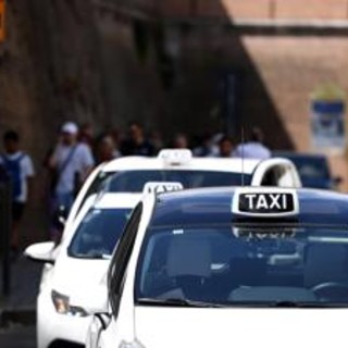 Taxi a Roma, via libera a 1000 nuove licenze: cambiano tariffe, aumenta scatto a tassametro
