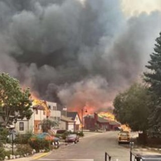 Canada, incendio devasta città di Jasper: premier di Alberta in lacrime - Video