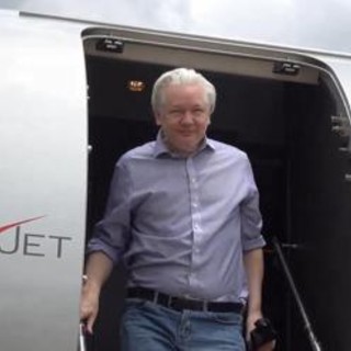 Assange, volo privato costa mezzo milione di dollari: &quot;Servono soldi, donate&quot;