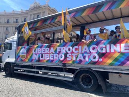 Roma Pride compie 30 anni, la festa arcobaleno nella Capitale - FOTO