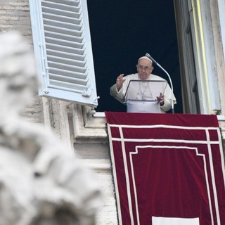 Papa “Non cessiamo di pregare per la pace”