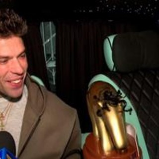 Striscia la Notizia, Tapiro d'oro 'riccioluto' a Fedez dopo il dissing con Tony Effe