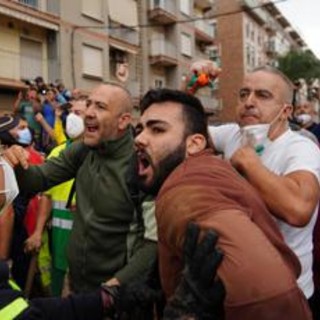 Sanchez, visita dopo alluvione Valencia: insulti e oggetti, premier va via - Video