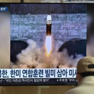 Corea del Nord testa nuovo missile: testata gigante da 4,5 tonnellate