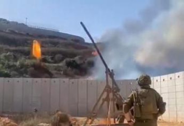 Israele usa catapulta che lancia palle di fuoco su Libano - Video