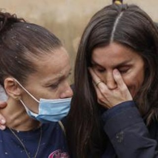 Spagna, regina Letizia scoppia in lacrime sui luoghi alluvione - Video