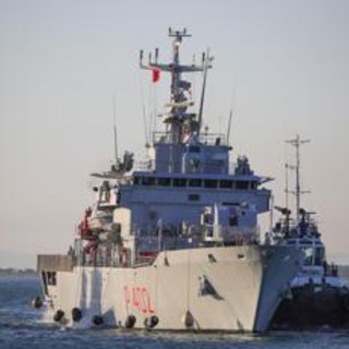 Migranti, nuovo gruppo trasferito su nave Libra: verranno portati in Albania