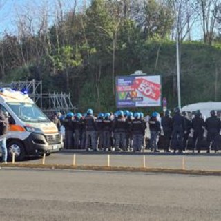 Roma, scontri durante sgombro Forte Portuense: ci sono feriti