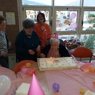 Taggia: all' Ospedale di Carità grande festa per i 100 anni della signora Wanda Vigoni, ospite della struttura
