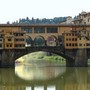 Scrivono i loro nomi su Ponte Vecchio, maxi multa per due turisti a Firenze