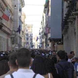 Roma, cade pezzo cornicione da chiesa in via del Corso: 51enne ferito