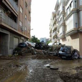 Alluvione Spagna, ancora morti a Valencia: migliaia di volontari per aiutare